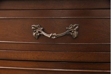 中古　美品　DREXEL HERITAGE(ドレクセルヘリテイジ)　Touraine(ツーレイン)　マホガニー材　エレガントな佇まいが魅力のサイドテーブル(ナイトテーブル、エンドテーブル)(R-051699)