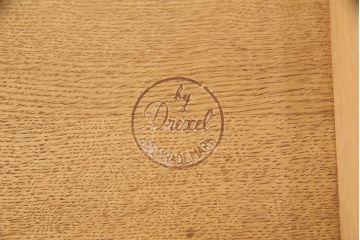 中古　美品　DREXEL HERITAGE(ドレクセルヘリテイジ)　Touraine(ツーレイン)　マホガニー材　エレガントな佇まいが魅力のサイドテーブル(ナイトテーブル、エンドテーブル)(R-051699)
