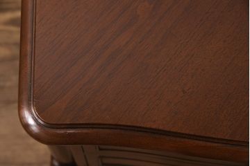 中古　美品　DREXEL HERITAGE(ドレクセルヘリテイジ)　Touraine(ツーレイン)　マホガニー材　エレガントな佇まいが魅力のサイドテーブル(ナイトテーブル、エンドテーブル)(R-051699)