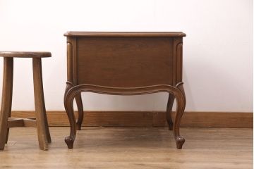 中古　美品　DREXEL HERITAGE(ドレクセルヘリテイジ)　Touraine(ツーレイン)　マホガニー材　エレガントな佇まいが魅力のサイドテーブル(ナイトテーブル、エンドテーブル)(R-051699)
