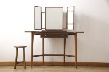 イギリスビンテージ　チーク材　Lloyd's Antiques(ロイズ・アンティークス)　激レアな珍しいデザインが魅力!スタイリッシュな佇まいのドレッサー(鏡台、ミラー、ヴィンテージ)(R-051701)