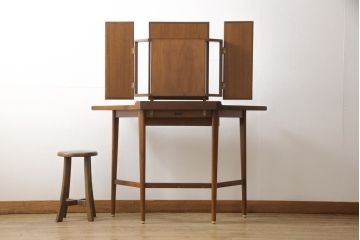 イギリスビンテージ　チーク材　Lloyd's Antiques(ロイズ・アンティークス)　激レアな珍しいデザインが魅力!スタイリッシュな佇まいのドレッサー(鏡台、ミラー、ヴィンテージ)(R-051701)