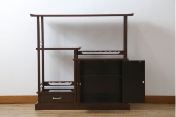 中古　美品　輪島塗り　芳山銘　草花の蒔絵が雅やかな飾り棚(茶棚、収納棚、戸棚)(R-051710)