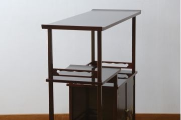 中古　美品　輪島塗り　芳山銘　草花の蒔絵が雅やかな飾り棚(茶棚、収納棚、戸棚)(R-051710)