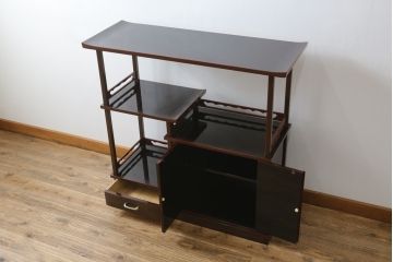 中古　美品　輪島塗り　芳山銘　草花の蒔絵が雅やかな飾り棚(茶棚、収納棚、戸棚)(R-051710)