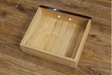 中古　美品　輪島塗り　芳山銘　草花の蒔絵が雅やかな飾り棚(茶棚、収納棚、戸棚)(R-051710)