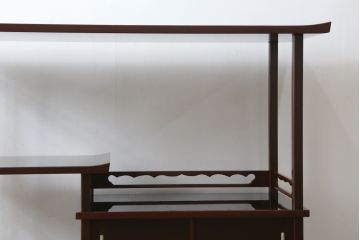 中古　美品　輪島塗り　芳山銘　草花の蒔絵が雅やかな飾り棚(茶棚、収納棚、戸棚)(R-051710)