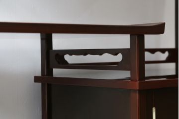 中古　美品　輪島塗り　芳山銘　草花の蒔絵が雅やかな飾り棚(茶棚、収納棚、戸棚)(R-051710)