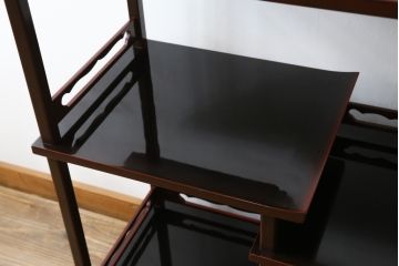 中古　美品　輪島塗り　芳山銘　草花の蒔絵が雅やかな飾り棚(茶棚、収納棚、戸棚)(R-051710)