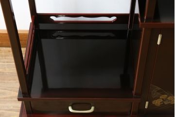 中古　美品　輪島塗り　芳山銘　草花の蒔絵が雅やかな飾り棚(茶棚、収納棚、戸棚)(R-051710)