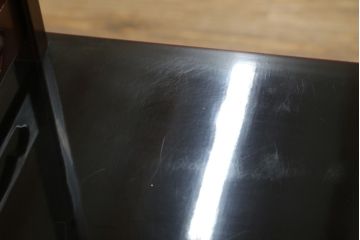 中古　美品　輪島塗り　芳山銘　草花の蒔絵が雅やかな飾り棚(茶棚、収納棚、戸棚)(R-051710)