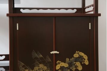 中古　美品　輪島塗り　芳山銘　草花の蒔絵が雅やかな飾り棚(茶棚、収納棚、戸棚)(R-051710)