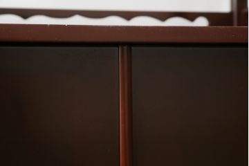 中古　美品　輪島塗り　芳山銘　草花の蒔絵が雅やかな飾り棚(茶棚、収納棚、戸棚)(R-051710)