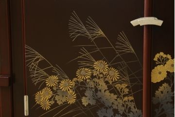 中古　美品　輪島塗り　芳山銘　草花の蒔絵が雅やかな飾り棚(茶棚、収納棚、戸棚)(R-051710)