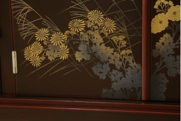 中古　美品　輪島塗り　芳山銘　草花の蒔絵が雅やかな飾り棚(茶棚、収納棚、戸棚)(R-051710)