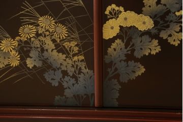 中古　美品　輪島塗り　芳山銘　草花の蒔絵が雅やかな飾り棚(茶棚、収納棚、戸棚)(R-051710)
