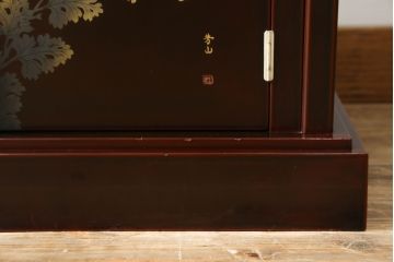 中古　美品　輪島塗り　芳山銘　草花の蒔絵が雅やかな飾り棚(茶棚、収納棚、戸棚)(R-051710)