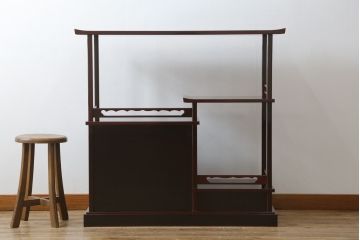 中古　美品　輪島塗り　芳山銘　草花の蒔絵が雅やかな飾り棚(茶棚、収納棚、戸棚)(R-051710)