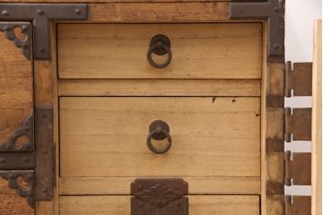 和製アンティーク　総桐箪笥　かくし付き　縁起物の重厚な金具が目を惹く庄内箪笥ローボード(ローチェスト、サイドチェスト、引き出し、テレビ台、テレビボード、桐たんす)(R-051712)