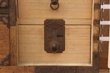 和製アンティーク　総桐箪笥　かくし付き　縁起物の重厚な金具が目を惹く庄内箪笥ローボード(ローチェスト、サイドチェスト、引き出し、テレビ台、テレビボード、桐たんす)(R-051712)