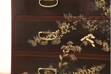 中古　美品　蒔絵入り　本漆溜塗り　ほんのりと赤みがかった漆が綺麗な箪笥(定価約90万円)(和タンス、引き出し、チェスト)(R-051714)