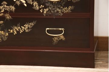 中古　美品　蒔絵入り　本漆溜塗り　ほんのりと赤みがかった漆が綺麗な箪笥(定価約90万円)(和タンス、引き出し、チェスト)(R-051714)