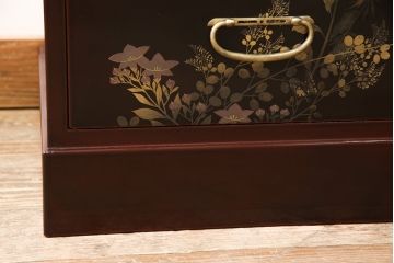 中古　美品　蒔絵入り　本漆溜塗り　ほんのりと赤みがかった漆が綺麗な箪笥(定価約90万円)(和タンス、引き出し、チェスト)(R-051714)