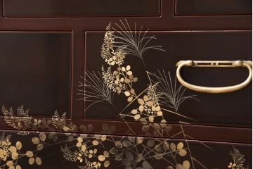 中古　美品　蒔絵入り　本漆溜塗り　ほんのりと赤みがかった漆が綺麗な箪笥(定価約90万円)(和タンス、引き出し、チェスト)(R-051714)