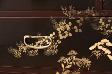 中古　美品　蒔絵入り　本漆溜塗り　ほんのりと赤みがかった漆が綺麗な箪笥(定価約90万円)(和タンス、引き出し、チェスト)(R-051714)