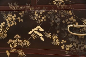 中古　美品　蒔絵入り　本漆溜塗り　ほんのりと赤みがかった漆が綺麗な箪笥(定価約90万円)(和タンス、引き出し、チェスト)(R-051714)
