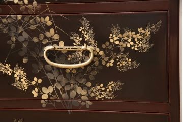 中古　美品　蒔絵入り　本漆溜塗り　ほんのりと赤みがかった漆が綺麗な箪笥(定価約90万円)(和タンス、引き出し、チェスト)(R-051714)