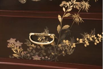 中古　美品　蒔絵入り　本漆溜塗り　ほんのりと赤みがかった漆が綺麗な箪笥(定価約90万円)(和タンス、引き出し、チェスト)(R-051714)