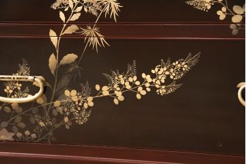 中古　美品　蒔絵入り　本漆溜塗り　ほんのりと赤みがかった漆が綺麗な箪笥(定価約90万円)(和タンス、引き出し、チェスト)(R-051714)
