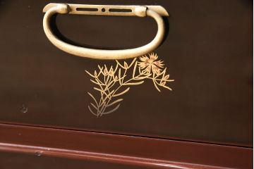 中古　美品　蒔絵入り　本漆溜塗り　ほんのりと赤みがかった漆が綺麗な箪笥(定価約90万円)(和タンス、引き出し、チェスト)(R-051714)