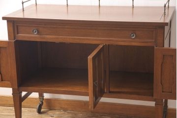 中古　アメリカ製　DREXEL HERITAGE(ドレクセルヘリテイジ)　Triune(トライユン)　キャスター付きサービス台(サーバー、キャビネット、作業台、収納棚)(R-051718)