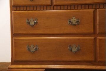 中古　美品　横浜ダニエル(daniel)　アーリーアメリカン　A-104横長整理タンス　気品漂う洗練されたデザインが魅力的なチェスト(引き出し、洋服タンス、サイドボード)(R-051722)