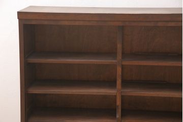 中古　松本民芸家具　天板・脚(台輪)付きリメイク　落ち着きのある色味が魅力のシンプルな収納棚(本箱、ブックケース、サイドキャビネット、陳列棚、飾り棚、店舗什器)(R-051724)