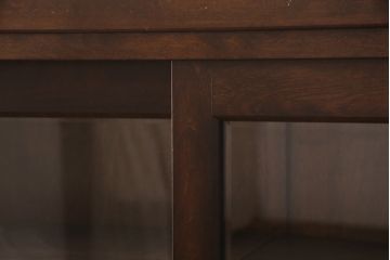 中古　松本民芸家具　天板・脚(台輪)付きリメイク　落ち着きのある色味が魅力のシンプルな収納棚(本箱、ブックケース、サイドキャビネット、陳列棚、飾り棚、店舗什器)(R-051724)