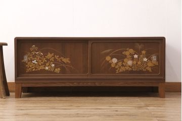 中古　極上美品　脚付きリメイク　金蒔絵と螺鈿が素晴らしい!落ち着いた佇まいが魅力のローボード(テレビ台、テレビボード、収納棚、リビングボード)(R-051726)