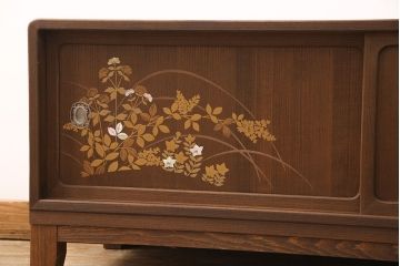中古　極上美品　脚付きリメイク　金蒔絵と螺鈿が素晴らしい!落ち着いた佇まいが魅力のローボード(テレビ台、テレビボード、収納棚、リビングボード)(R-051726)