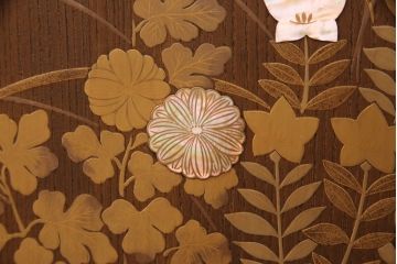 中古　極上美品　脚付きリメイク　金蒔絵と螺鈿が素晴らしい!落ち着いた佇まいが魅力のローボード(テレビ台、テレビボード、収納棚、リビングボード)(R-051726)