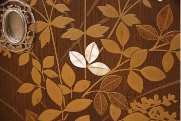 中古　極上美品　脚付きリメイク　金蒔絵と螺鈿が素晴らしい!落ち着いた佇まいが魅力のローボード(テレビ台、テレビボード、収納棚、リビングボード)(R-051726)
