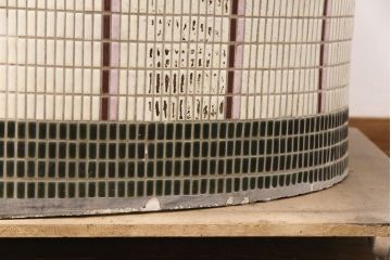 和製アンティーク　Rガラス　タイル張りが魅力!レトロな空間づくりに活躍するガラスケース(ショーケース、陳列棚、店舗什器、曲げガラス、L型ガラスケース)(R-051727)