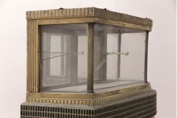 和製アンティーク　Rガラス　タイル張りが魅力!レトロな空間づくりに活躍するガラスケース(ショーケース、陳列棚、店舗什器、曲げガラス、L型ガラスケース)(R-051727)