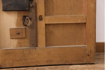 アンティーク建具　ヒノキ材・腰板ケヤキ材　上品さと重厚感を兼ね備えた富山蔵戸1枚(格子蔵戸、玄関戸、玄関ドア、引き戸)(R-051730)