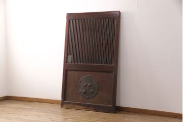 アンティーク建具　ヒノキ材・腰板ケヤキ材　上品さと重厚感を兼ね備えた富山蔵戸1枚(格子蔵戸、玄関戸、玄関ドア、引き戸)(R-051730)