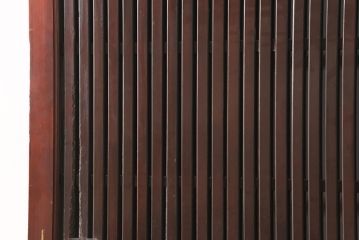 アンティーク建具　ヒノキ材・腰板ケヤキ材　上品さと重厚感を兼ね備えた富山蔵戸1枚(格子蔵戸、玄関戸、玄関ドア、引き戸)(R-051730)