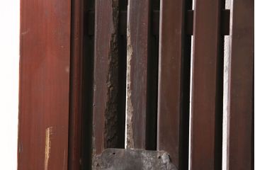 アンティーク建具　ヒノキ材・腰板ケヤキ材　上品さと重厚感を兼ね備えた富山蔵戸1枚(格子蔵戸、玄関戸、玄関ドア、引き戸)(R-051730)