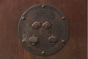 アンティーク建具　ヒノキ材・腰板ケヤキ材　上品さと重厚感を兼ね備えた富山蔵戸1枚(格子蔵戸、玄関戸、玄関ドア、引き戸)(R-051730)