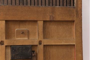 アンティーク建具　ヒノキ材・腰板ケヤキ材　上品さと重厚感を兼ね備えた富山蔵戸1枚(格子蔵戸、玄関戸、玄関ドア、引き戸)(R-051730)